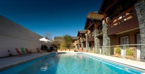 una piscina en medio de un edificio en Aguas Claras Hosteria, en Santa Rosa de Calamuchita