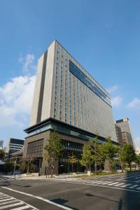 大阪东急大阪卓越大酒店的一条有路的城市街道上高大的建筑