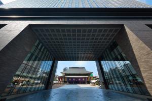大阪东急大阪卓越大酒店的建筑物的入口，背景是另一栋建筑