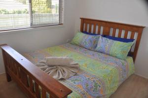 1 cama con manta, almohada y ventana en Ridgehouse en Toowoomba
