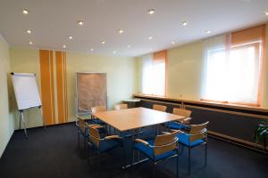 a conference room with a wooden table and chairs at Hotel-Gasthof Weisses Ross in Schwaig bei Nürnberg