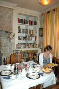 拉尚赫蒂的住宿－Maison de la Loire，坐在餐桌上吃一盘食物的女人
