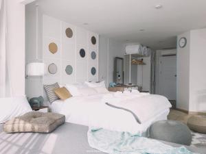 Ένα ή περισσότερα κρεβάτια σε δωμάτιο στο Stay in Style at Nimman R918