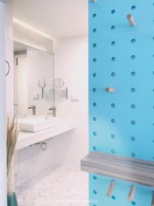bagno con lavandino e specchio di Stay in Style at Nimman R918 a Chiang Mai