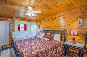 Gallery image of Ladybug Resort Romantic Cabin With Mountain Views, Game Room, Close to Dollywood in Sevierville