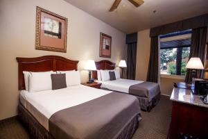 a hotel room with two beds and two lamps at O'Brien Riverwalk Boutique Hotel in San Antonio