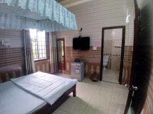 A bed or beds in a room at Hoa Phuong Guesthouse