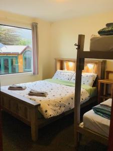 een slaapkamer met 2 stapelbedden en een raam bij Punakaiki Beach Hostel in Punakaiki
