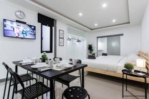 Μια τηλεόραση ή/και κέντρο ψυχαγωγίας στο P4 Silom Large 2beds full kitchen WIFI 4-6pax
