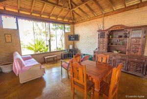 - une salle à manger avec une table et des chaises en bois dans l'établissement Pousada Mirante do Cerrado, à Delfinópolis