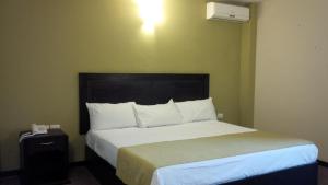 Postel nebo postele na pokoji v ubytování CHN Hotel Monterrey Santa Fe