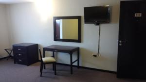 TV a/nebo společenská místnost v ubytování CHN Hotel Monterrey Santa Fe