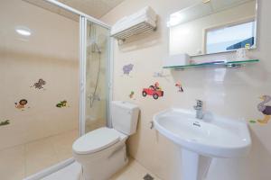 uma casa de banho com um WC e um lavatório em Kids Heart Home em Fengyuan