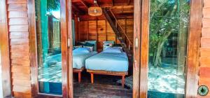 Säng eller sängar i ett rum på Forra Pattaya Beach Front Bungalow