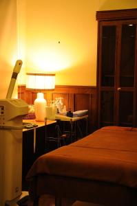 1 dormitorio con 1 cama y escritorio con lámpara en Yugashima Golf Club & Hotel Resort, en Izu