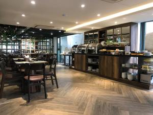 ein Restaurant mit Tischen und Stühlen und eine Bar in der Unterkunft The Herriott Hotel & Suite in Đà Nẵng + 35 Fotos