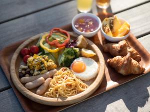 SEAMORE RESIDENCE في شيراهاما: صينية طعام مع بيض باستا وغيرها من الأطعمة