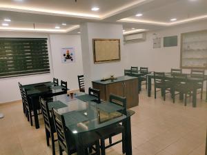 Restaurace v ubytování Swarna Sudarshan Service Apartments Sholinganallur + 20 fotografií