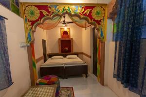 Posteľ alebo postele v izbe v ubytovaní Sadar Haveli Heritage