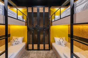 LOBSUEK Hostel客房内的一张或多张床位