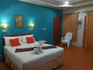 1 dormitorio con 1 cama grande y pared azul en Ocean View Resort, en Ko Lanta