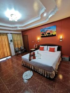 - une chambre avec un grand lit et un mur rouge dans l'établissement Ocean View Resort, à Ko Lanta