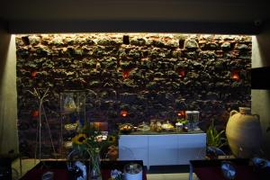 カターニアにあるLa Dimoraの壺がたくさんの壁のある部屋