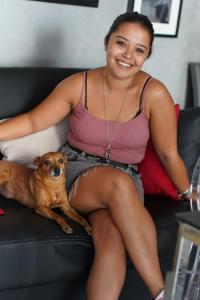 カターニアにあるLa Dimoraのソファに犬を連れて座っている女性