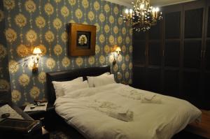 - une chambre avec un grand lit et des serviettes dans l'établissement Classic Apartment With Beautiful View, à Kastoria
