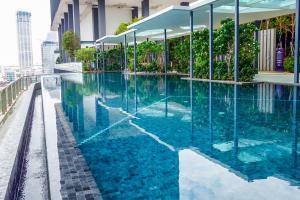 ein Schwimmbad auf dem Dach eines Gebäudes in der Unterkunft Tropicana 218 MACALISTER in George Town