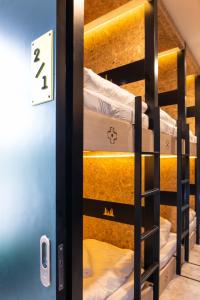 LOBSUEK Hostel客房内的一张或多张双层床
