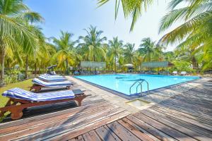 Bazén v ubytování De Silva Palm Resort nebo v jeho okolí