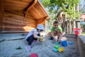 Otroci med bivanjem v nastanitvi Hotel Gardenazza