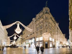 ウィーンにあるVienna homeのクリスマス灯のある大きな建物のある街道