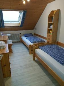 Schlafsaal mit 2 Betten und einem Fenster in der Unterkunft Waldblick in Schluchsee