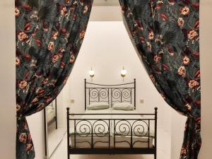 1 dormitorio con cama negra y cortina negra y roja en Danube Elegance Apartment, en Budapest