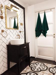 un baño con lavabo y espejo en Danube Elegance Apartment, en Budapest 10 fotos más
