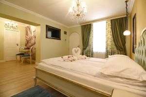 um quarto com uma cama grande e um espelho grande em Casa Kempel em Sibiu