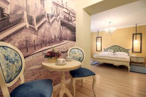 um quarto com uma cama, uma mesa e cadeiras em Casa Kempel em Sibiu