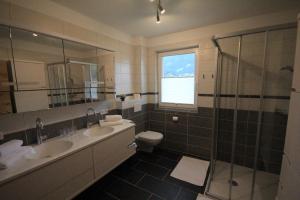 A bathroom at Ferienwohnungen Karwendel Camping
