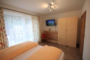 A bed or beds in a room at Ferienwohnungen Karwendel Camping