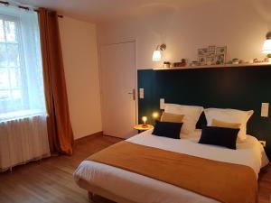 Postel nebo postele na pokoji v ubytování Les Chambres du Château du Rozel