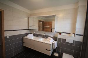 A bathroom at Ferienwohnungen Karwendel Camping