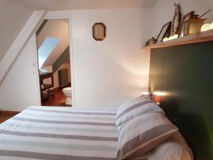Postel nebo postele na pokoji v ubytování Les Chambres du Château du Rozel