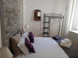 een slaapkamer met een bed met paarse kussens en een ladder bij Localtraveling ALFAMA River View - Family Apartments in Lissabon