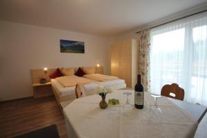 A bed or beds in a room at Ferienwohnungen Karwendel Camping