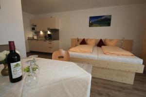 A bed or beds in a room at Ferienwohnungen Karwendel Camping