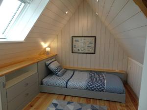 ein kleines Schlafzimmer mit einem Bett im Dachgeschoss in der Unterkunft Ty-Kanndi in Locmélar