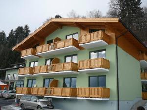 budynek z drewnianymi balkonami na górze w obiekcie Apartment Patrick - Piesendorf w mieście Piesendorf