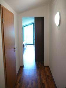 pusty pokój z drzwiami i korytarzem w obiekcie Apartment Patrick - Piesendorf w mieście Piesendorf